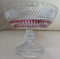 Owocarka na nóżce z czerwonymi akcentami