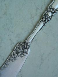 # Piękny posrebrzany nożyk do masła - lilie #