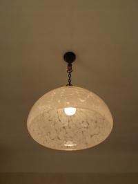 Żyrandol - stara lampa wisząca z wielkim kloszem typu marmurek, szkło