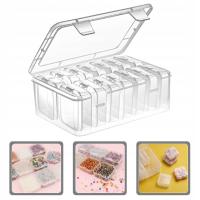 Mały pojemnik na koraliki z pokrywką.