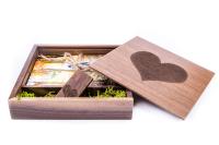 Деревянная коробка для фотографий и флешка гравер