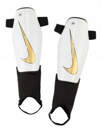 Ochraniacze Nike Charge DX4608-101 S (150-160cm)