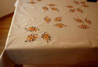Oryginalny obrus z ręcznym haftem na ogrodowy stół