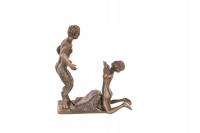 любящая бронзовая пара!