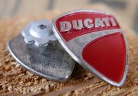 Ducati Logo Znaczek Metalowy Wpinka Blacha