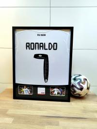 Криштиану Роналду, Реал Мадрид-футболка с автографом в плечо (zag)