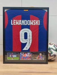 Роберт Левандовски, ФК Барселона-футболка с автографом в руке (zag)