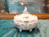 Porcelanowa bombonierka Art Deco.