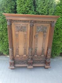 Dębowa szafa z bogatymi rzeźbieniami