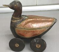 DOM W LIKWIDACJI RZEŹBA-SZKATUŁA DREWNIANA Z MIEDZIĄ- KACZKA