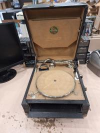 zabytkowy gramofon walizkowy Parlophone Primax ze schowkiem na płyty