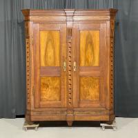 Antyczna szafa dwudrzwiowa z intarsjami, I poł. XIX w., lite drewno