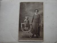 Dziecko i kobieta , krzesło antyk - stare zdjęcie nr. 2