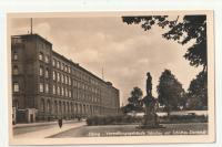 ELBLĄG. Widok na budynek administracyjny Schichau i pomnik Schichaua