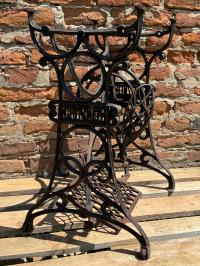 КРАСИВЫЙ СТОЛ, ОСНОВАНИЕ, НОЖКИ ОТ ШВЕЙНОЙ МАШИНЫ GRITZNER-ИНТЕРЕСНО