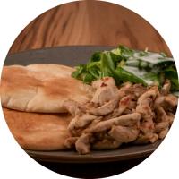 Gyros z pitą, miksem sałat i sosem jogurtowym (2 porcje)