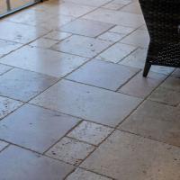 Płytki Trawertyn Classic Mix krawędzie młotkowane - układ rzymski