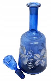 Błękitna karafka z motywem kwiatowym (Huta Szkła Niemen?) pocz. XX w.