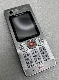 Telefon komórkowy z klawiaturą SONY ERICSSON W880i WALKMAN SREBRNY (72)