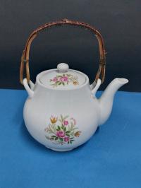 Красивый фарфоровый чайник цветы ротанга