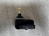 Silniczek regulacji lampy lewy prawy Opel Meriva B 13305440 ORYG OPEL