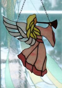 Anioł witraż Tiffany z trąbą Różowy witrażowy