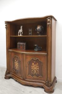 Stylowy regał z kwiatowym motywem. Po renowacji.