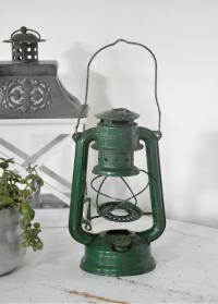 Старая оригинальная керосиновая лампа