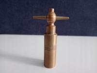 klucz do strojenia jakiegoś instrumentu? a może coś innego?