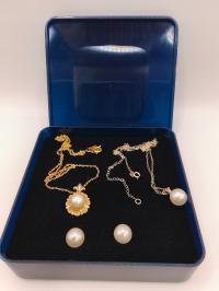Zestaw biżuterii z 9-karatowego złota (próba 375) z imitacjami pereł