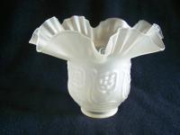 Klosz szklany w stylu vintage – mleczne szkło z falbaniastym brzegiem