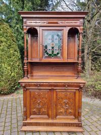 Старый старинный эклектичный буфет с витражом