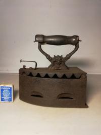 Stare żelazko WAMA na węgiel - maszkaron diabeł