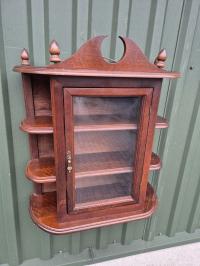 Drewniana witrynka ścienna