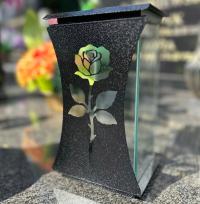Znicz metalowo-szklany z motywem róży - elegancki i trwały