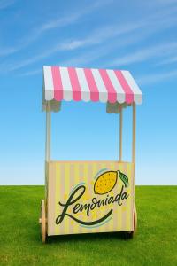 Stragan z lemoniadą, stoisko do sprzedaży lemoniady, wózek lemoniada