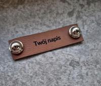 METKA PERSONALIZOWANA BRĄZOWA NA NITY TWÓJ NAPIS LOGO CZAPKI SWETRY