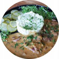 Сделай сам! Тушеная говядина с картофельным пюре и салатом (2 порции) ЙЕША