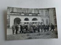 ZDJĘCIE KOZŁÓWKA 1972 R AUTOBUS GRUPA OSÓB 17348 A