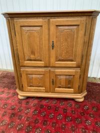 Dębowa narożna witryna