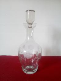 Szklana karafka dekoracyjna-szlifowane kwiaty