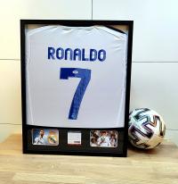 Криштиану Роналду, Реал Мадрид-футболка с автографом в руке от 1 PLN (заг)