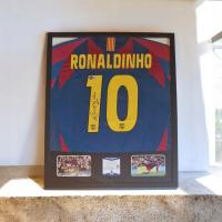 Ronaldinho, FC Barcelona - koszulka z autografem w ramie od 1zł (zag)