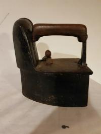 Большой утюг с декоративным дымоходом