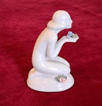Фарфоровая статуэтка женщины на коленях, 