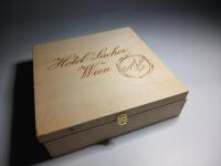 DREWNIANE PUDEŁKO I JAKIEŚ TAŚMY SZPULOWE