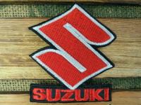 Suzuki Naszywka Haftowana Czerwone Logo Biała Ramk