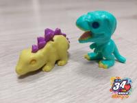 dwie figurki dinozaurów