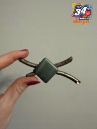 srebrna broszka z kamieniem